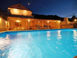 Bazén v ubytovaní Holiday Home Zdenko 1 by Interhome alebo v jeho blízkosti