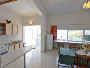 Kuchyň nebo kuchyňský kout v ubytování Holiday Home Zdenko 1 by Interhome