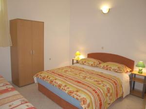 Postel nebo postele na pokoji v ubytování Holiday Home Zdenko 1 by Interhome