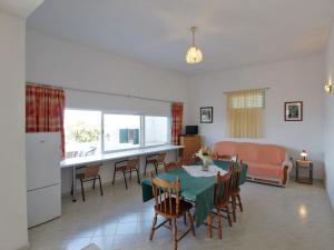 Televízia a/alebo spoločenská miestnosť v ubytovaní Holiday Home Zdenko 1 by Interhome