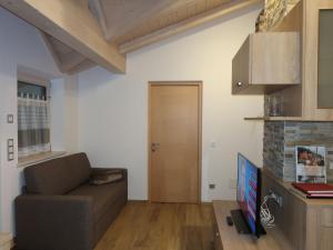 salon z kanapą i telewizorem w obiekcie Apartment Spieglhof-3 by Interhome w mieście Sarntal