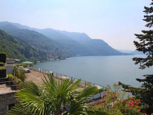 Pognana LarioにあるApartment E superior by Interhomeの山々を背景にした湖の景色