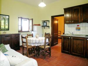 uma cozinha com mesa e cadeiras num quarto em Holiday Home Il Monte-1 by Interhome em Monte Santa Maria Tiberina