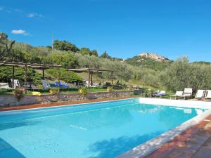 uma grande piscina com uma montanha ao fundo em Holiday Home Il Monte-1 by Interhome em Monte Santa Maria Tiberina