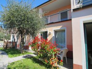 una casa con un tavolo e un albero nel cortile di Apartment Borgoverde-4 by Interhome a Imperia