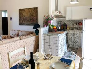 モンティニョーゾにあるHoliday Home Le Camelie by Interhomeのキッチン、リビングルーム(テーブル付)