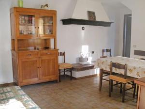 ティニャーレにあるApartment Adalgisa-4 by Interhomeのキッチン(木製キャビネット、テーブル、椅子付)