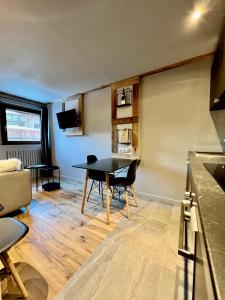 TV a/nebo společenská místnost v ubytování Grey Suite Val d'Isère