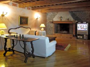 sala de estar con sofá blanco y chimenea en Holiday Home Casa Ingrid by Interhome, en San Venanzo