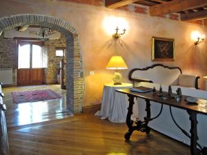 un soggiorno con tavolo e lampada su un tavolo di Holiday Home Casa Ingrid by Interhome a San Venanzo