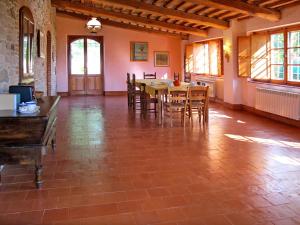 una sala da pranzo con tavolo e sedie di Holiday Home Casa Ingrid by Interhome a San Venanzo