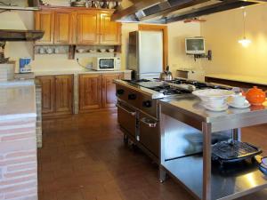 una grande cucina con piano cottura e bancone di Holiday Home Casa Ingrid by Interhome a San Venanzo Altre 38 foto