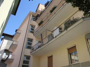 アラッシオにあるApartment Sant'Antonio by Interhomeのバルコニーと窓付きのアパートメントビル