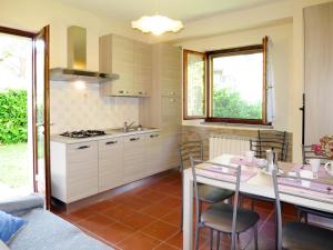 Monte Santa Maria TiberinaにあるHoliday Home Il Monte-5 by Interhomeのキッチン(テーブル、椅子付)