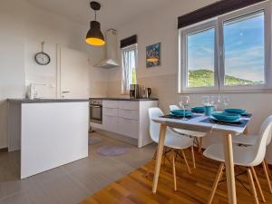Kuchyň nebo kuchyňský kout v ubytování Apartment Cvit 1 by Interhome