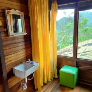 卢米亚Chale com agua de nascente e com vista panoramica的带水槽和窗户的浴室