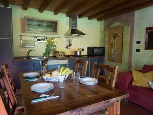 モンテフィアスコーネにあるApartment Casa Alessandro n-5 by Interhomeのキッチン(木製テーブル、バナナ付)