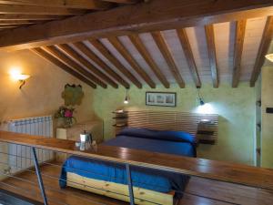 モンテフィアスコーネにあるApartment Casa Alessandro n-5 by Interhomeの木製の天井が特徴のベッドルーム1室(ベッド1台付)