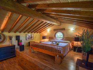 een slaapkamer met een groot bed in een kamer met houten plafonds bij Apartment Casa Alessandro n-5 by Interhome in Montefiascone