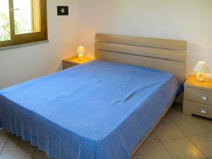 モンテ・ナイにあるHoliday Home Case Greche - REI234 by Interhomeのベッドルーム1室(青いベッド1台、ナイトスタンド2台付)