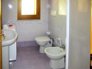 モンテ・ナイにあるHoliday Home Case Greche - REI234 by Interhomeのバスルーム(トイレ、洗面台付)