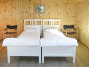 Holiday Home Oddbu - SOW103 by Interhome tesisinde bir odada yatak veya yataklar