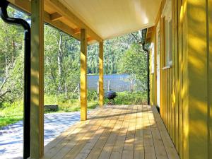 um alpendre exterior de uma casa com um grelhador em Holiday Home Oddbu - SOW103 by Interhome em Åseral