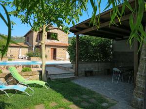 een patio met een zwembad en een huis bij Apartment Casa Riccardo n- 3 by Interhome in Montefiascone