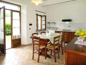 CorgnaにあるApartment Marmotta by Interhomeのキッチン(テーブル、椅子付)