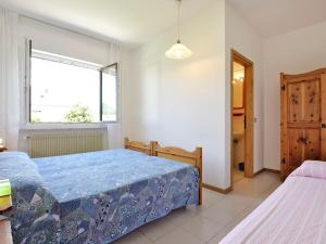 Apartment Agostini-1 by Interhome في كالدوناتسو: غرفة نوم بسريرين ونافذة