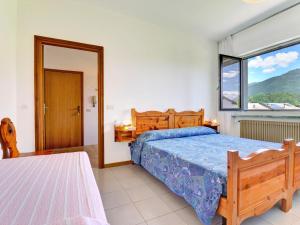 Apartment Agostini-1 by Interhome في كالدوناتسو: غرفة نوم بسرير ونافذة كبيرة
