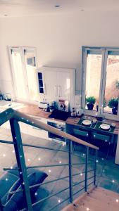 - une cuisine avec un comptoir et 2 fenêtres dans l'établissement Le Grand Mole - 2 à 8 voyageurs, à Sète