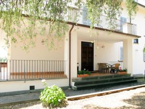 eine Veranda eines Hauses mit einer Holztür in der Unterkunft Apartment Casale Zuccari-2 by Interhome in Carbognano