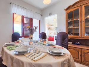 stół z talerzami i kieliszkami do wina w obiekcie Holiday Home Ana Lucija by Interhome w Puli