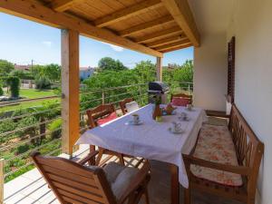 stół na balkonie ze stołem i krzesłami w obiekcie Holiday Home Ana Lucija by Interhome w Puli +37 zdjęć