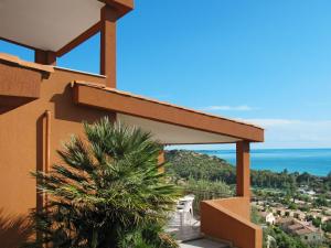 コスタ・レイにあるHoliday Home Panoramica - REI230 by Interhomeの海の景色を望む家のバルコニー