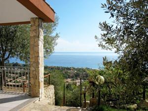 コスタ・レイにあるHoliday Home Panoramica - REI230 by Interhomeの家から見える海