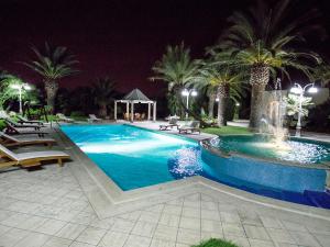 basen w nocy z palmami i altaną w obiekcie Villa Incoronata by Interhome w mieście Nardò