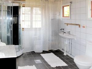 Ett badrum på Holiday Home Hoka Stugan - B