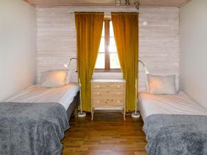2 Betten in einem Zimmer mit Fenster in der Unterkunft Holiday Home Hoka Stugan - B in Asarum