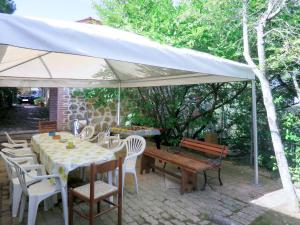 Garden sa labas ng Apartment Vacanza L'Olivo by Interhome