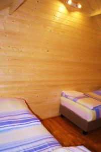 ミエレンコにあるHoliday Home Onyx-2 by Interhomeのベッド2台 木製の壁の部屋