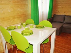 ミエレンコにあるHoliday Home Onyx-2 by Interhomeの白いテーブル(緑の椅子、ソファ付)