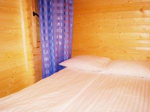 ミエレンコにあるHoliday Home Onyx-2 by Interhomeの木造キャビン内のベッド1台が備わるベッドルーム1室を利用します。