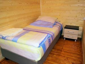 Habitación pequeña con cama y mesita de noche en Holiday Home Onyx-1 by Interhome, en Mielenko