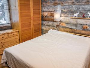 ルカにあるHoliday Home Ykkösruka a 1 by Interhomeの木製の壁のベッドルーム1室(ベッド1台付)