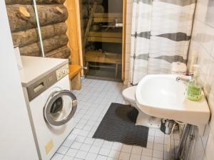 ルカにあるHoliday Home Ykkösruka a 1 by Interhomeのバスルーム(シンク、洗濯機付)