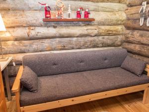 ルカにあるHoliday Home Ykkösruka a 1 by Interhomeの木製の壁の客室にソファが備わります。