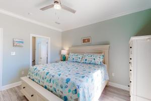מיטה או מיטות בחדר ב-Sandtastic