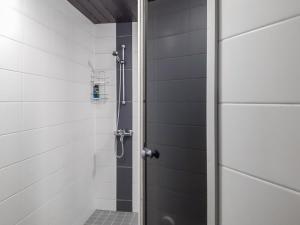 eine Dusche mit Glastür im Badezimmer in der Unterkunft Holiday Home Kaukosaaren ahonlaita by Interhome in Ruka + 1 Foto